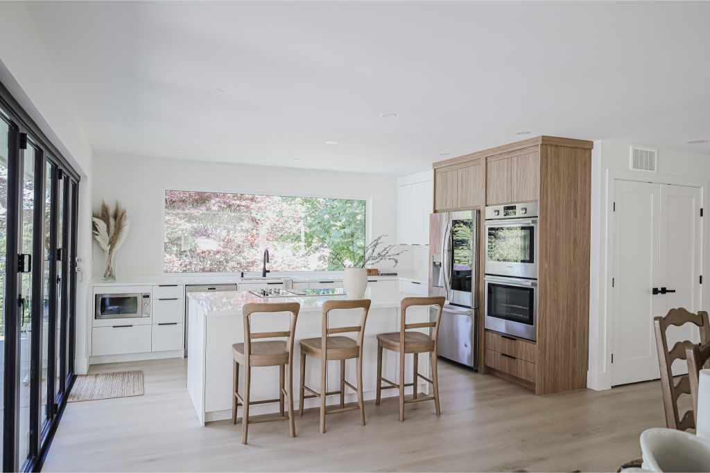 Mountain view dining area in Delta